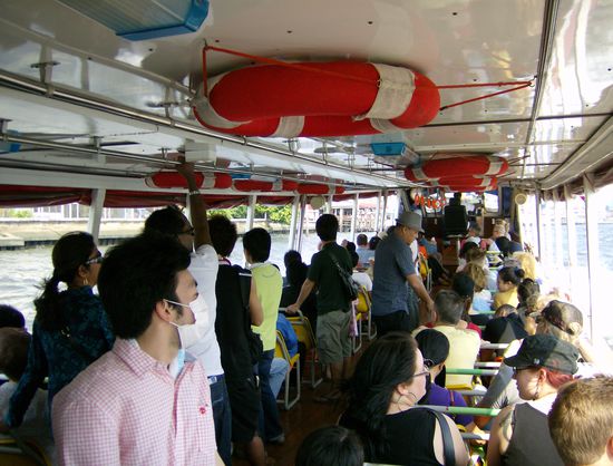 Mit dem Flusstaxi unterwegs auf dem Chao Phraya.