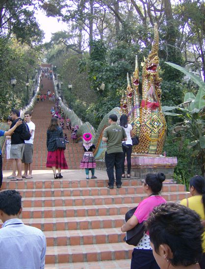 Diese Treppe gilt es zu erklimmen, wenn man zum Tempel möchte (keine Panik, für die Fußkranken gibt es sogar einen Lift).