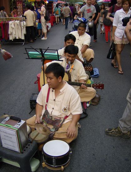 Gruppe (blinder) Musiker auf der Saturday-Walking-Street - die spielen gar nicht mal so übel