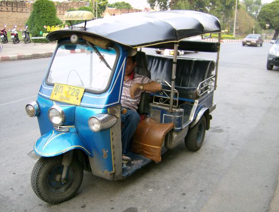 Mit dem Tuk Tuk - so heißen die Motorradtaxis tatsächlich - geht's zum Markt
