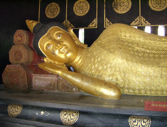 Liegender Buddha (zeigt Buddha bei Eintritt des Todes, erkennt man an den offenen Augen und den genau übereinander lebenden Füßen / wenn Buddha schläft, dann sind die Augen geschlossen und die Füße liegen etwas versetzt übereinander)