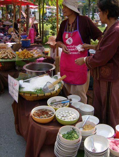 Nächster Stopp ist der Wat Prasingh. Neben dem Tempel ist ein kleiner Markt aufgebaut und wir können mal wieder den Fressständen einfach nicht widerstehen - hier gibt es thailändische Suppen