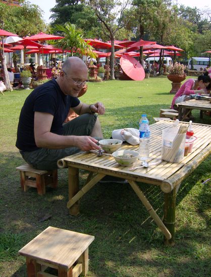 Weil Sonntag ist darf auf der Wiese vor dem Tempel gegessen werden