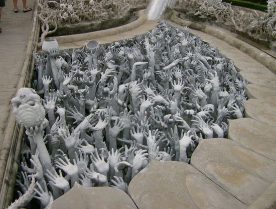 Rechts und links der Eingangsbrücke zum Tempel ragen die Hände aus dem Boden - als Hinweis auf die Hölle.
