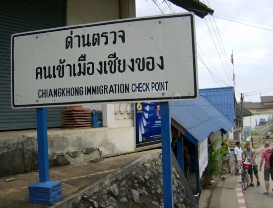 In dem Haus mit dem blauen Dach gibt es den Ausreisestempel in den Paß, die Straße weiter runter geht es zum Mekong, wo die Fährboote nach Laos warten.