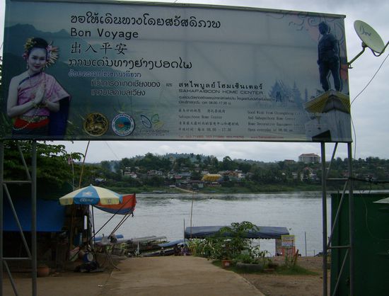 Thailand verabschiedet sich von uns, auf der anderen Seite des Mekongs liegt Laos.