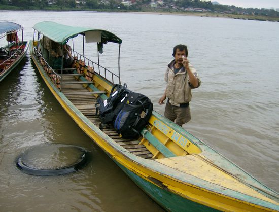 Rein ins Boot. Wenn Boot voll, dann Abfahrt. Dauer der Überfahrt: ca. 5 min, Kostenpunkt 40 Baht (ca. 1 €)