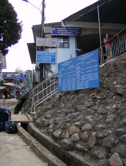 Immigration in Laos: 2 Formulare ausfüllen, 1 Passbild, 31 Dollar (abhängig von der Staatsangehörigkeit - weiß der Henker warum) und man ist drin in Laos