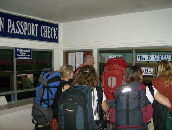 Hier gibt es den Paß zurück mit dem eingeklebten Visum.