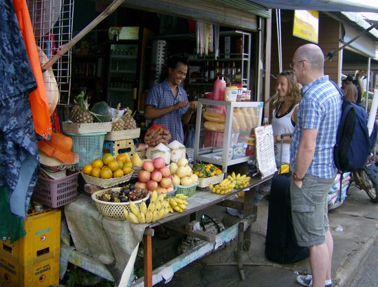 Bevor wir in See - äh Fluss stechen - noch schnell ein paar Snacks und etwas Obst kaufen - die Läden in Houay Xai sind bestens auf die "Boatpeople" vorbereitet.