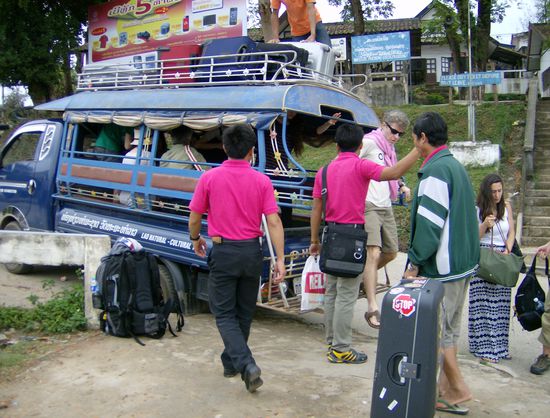 Die Guides von Shampoo-Cruise treffen wir zum verabredeten Zeitpunkt am Imigration-Office und mit dem Mini-LKW-Taxi geht es dann zur Ablegestelle unseres Bootes