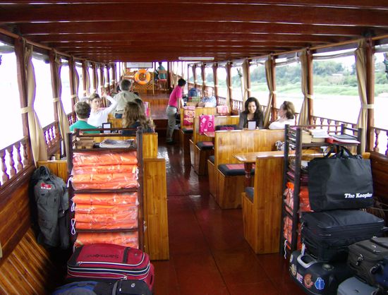 Der mittlere Bereich mit Tischen und Bänken.