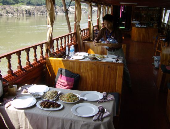 Als wir zurück auf's Schiff kommen, wird für's Mittagessen eingedeckt. Gute laotisch Hausmannskost - echt lecker.