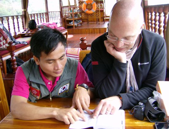 Deutsch-Stunde mit Somai. Somai ist 25, will Guide werden und ist als Trainee mit an Bord. Ein wirklich lustiges Kerlchen mit dem wir viel Spaß haben.