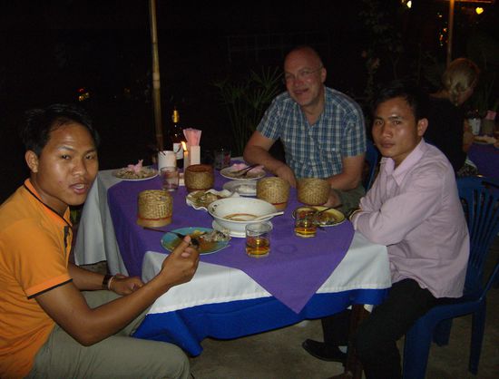 Wir verbringen einen sehr lustigen Abend mit Komsi (Guide) und Somai (Trainee) bei laotischem Essen und Lao Lao (Reisschnaps nach Laos-Art mit 50 Umdrehungen, serviert in einer recycelten Wodkaflasche)