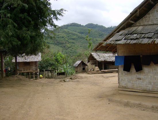 Diese Dorfgemeinschaft besteht aus 60 Personen. Fließend Wasser (außer dem Mekong) is nicht und Strom gibts stundenweise.