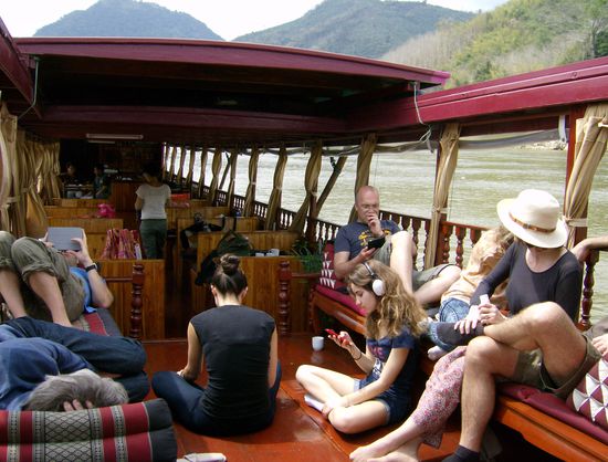 Die Stimmung an Bord ist prima, gegen 10:00 sind die letzten Nebelschwaden verschwunden und die Sonne bricht durch, es wird langsam warm und wir machen es uns auf dem Sonnendeck gemütlich.