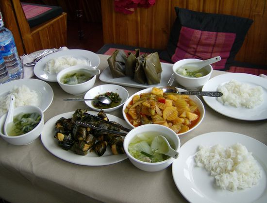 Auch heute gibt's wieder lecker laotische Köstlichkeiten zu Mittag.