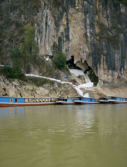 Gegen 14:00 erreichen wir die Kalksteinhöhlen von Pak Ou. Sie liegen direkt an den Uferklippen des Mekong und sind einer der bedeutendsten buddhistischen Wallfahrtsorte in Laos. Es handelt sich um zwei Höhlentempel mit atemberaubender Aussicht, die sich an der Mündung des Nam Ou in den Mekong befinden und nur mit dem Boot erreicht werden können.