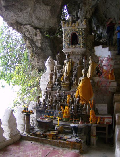 In den Höhlen wurden während des Indochina-Krieges Buddhastatuen vor Plünderungen in Sicherheit gebracht. Zeitweise sollen in den beiden Höhlentempeln über 5000 Statuen gestanden haben. Hunderte davon, in verschiedensten Größen, sind heute noch in den beiden Höhlen zu besichtigen.
