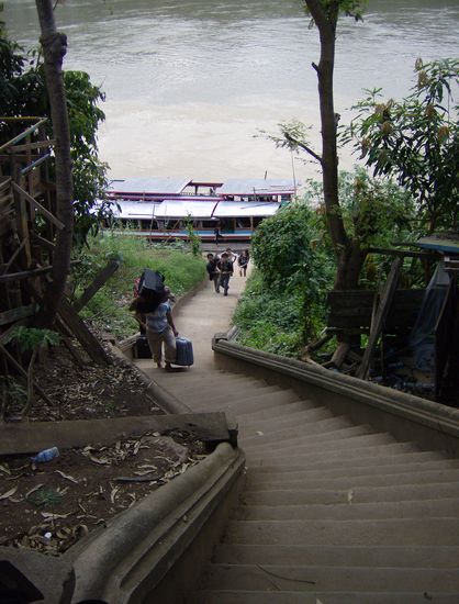 Gegen 16:00 erreichen wir unser Ziel: Luang Prabang. Das Gepäck wird von der Anlegestelle zur Uferstrasse hinaufgeschleppt.