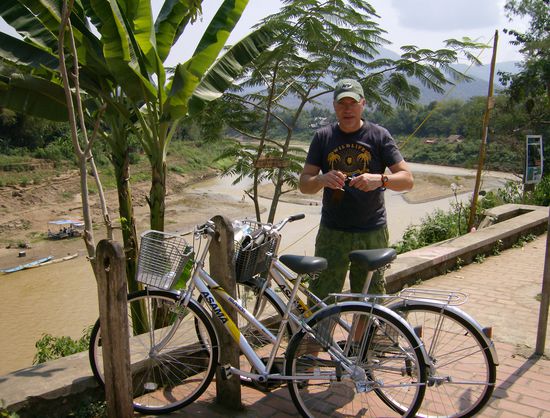 Mit dem Drahtesel erkunden wir Luang Prabang.