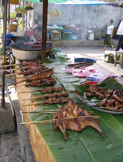 Imbissstube auf laotisch. Gab es den ganzen Tag über überall in der Stadt und für verschwindend kleines Geld.