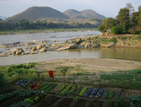 Bei Luang Prabang fließt der Nam Khan Fluss (hier von rechts kommend) in den Mekong.