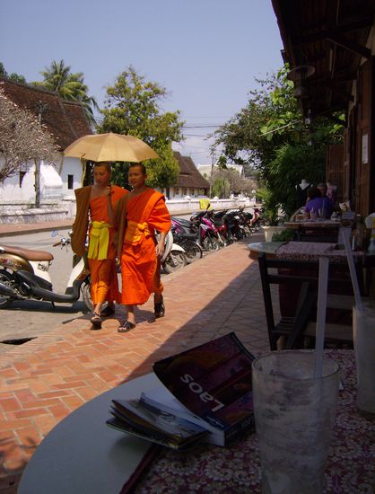 Mönche auf dem Weg in die Stadt.