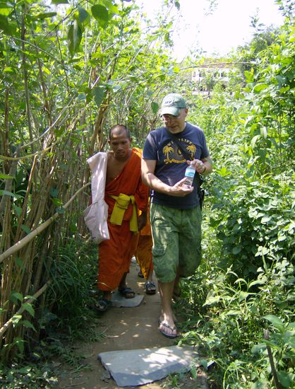 Achim im Gespräch mit einem Mönch....