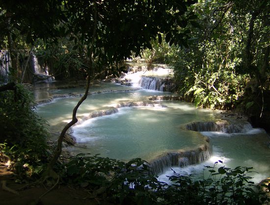 Mehrere 100 Meter fließt das türkisblaue Wasser in Kaskaden mitten durch den Dschungel.