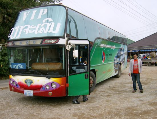 Sieht doch echt nach VIP aus, oder? Der Mensch rechts ist übrigens so eine Art Steward - verteilt Wasser und dröge Kekse.