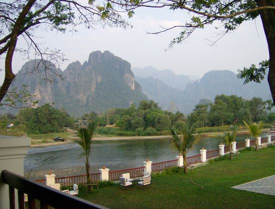 Der Fluß und die Berge - die Aussicht vom Pool