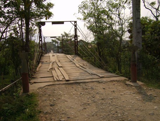 Überbleibsel aus Kriegszeiten - Begrenzungspfosten aus Bomben (das ist Recycling auf laotisch)