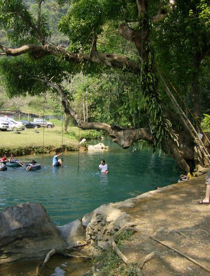 "Blue Lagoon" nennen die Einheimischen das natürliche Planschbecken, hier beginnt der Aufstieg zum Höhleneingang.
