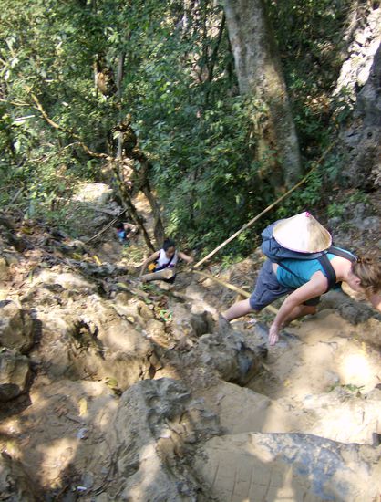 Über Stock und Stein hinauf zur Höhle.