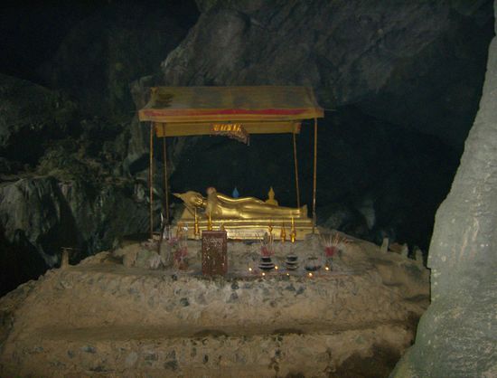 Der liegende Buddha in der Höhle.