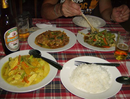 3 sehr leckere Gerichte, dazu Reis und 2 große Beerlao für umgerechnet 8 € - sehr empfehlenswerter Laden!