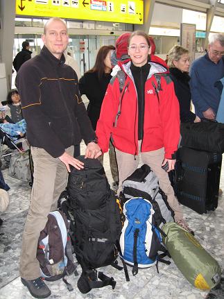 Dani und Mucki mit Sack und Pack und Nervose am Flughafen in Wien