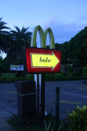 Fiji: Selbst bei MacDonalds wird man mit einem freundlichen Bula begruesst.