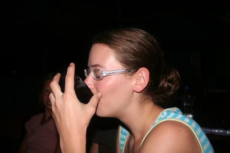 Kava floss oft und reichlich. Man fuehlt sich wie nach einem Zahnarztbesuch, wenn man das schlammige Wasser trinkt.