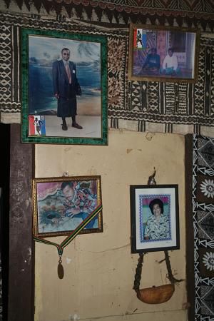 Bilder der Familie im Chiefs House. Der Walzahn rechts unten ist eines der wichtigsten Dinge fuer Handel und Versoehnung zwischen Fijianern.