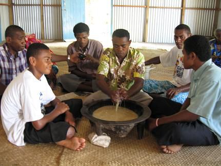 Kava-Zeremonie, bei der ausschliesslich Maenner anwesend sind. Beim Trinken wird viel geklatscht, und die Frauen sind auch dabei.