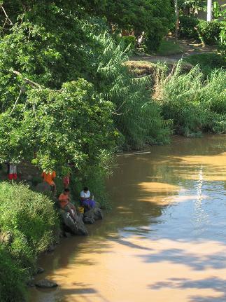 Frauen beim Fischen am Nadi-River.