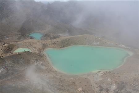 Gerade rechtzeitig bei den Emerald Lakes riss die Wolkendecke auf