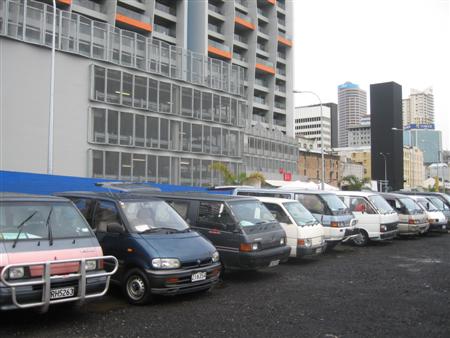 Burghart (dritter von links) unter Seinesgleichen am ersten Automarkt in der City