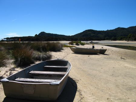 Fischerboote bei Ebbe
