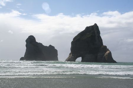 und exponiert sind die Straende am Cape Farewell