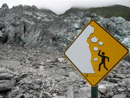Wenn man aussieht wie ein kleines schwarzes Strichmaennchen wird man augenblicklich vom Gletscher dafuer bestraft.