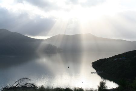 Morgenstimmung ueber der wolkenverhangenen Kueste